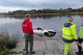 Ratownicy WOPR wydobywali zatopione w Wiśle auto