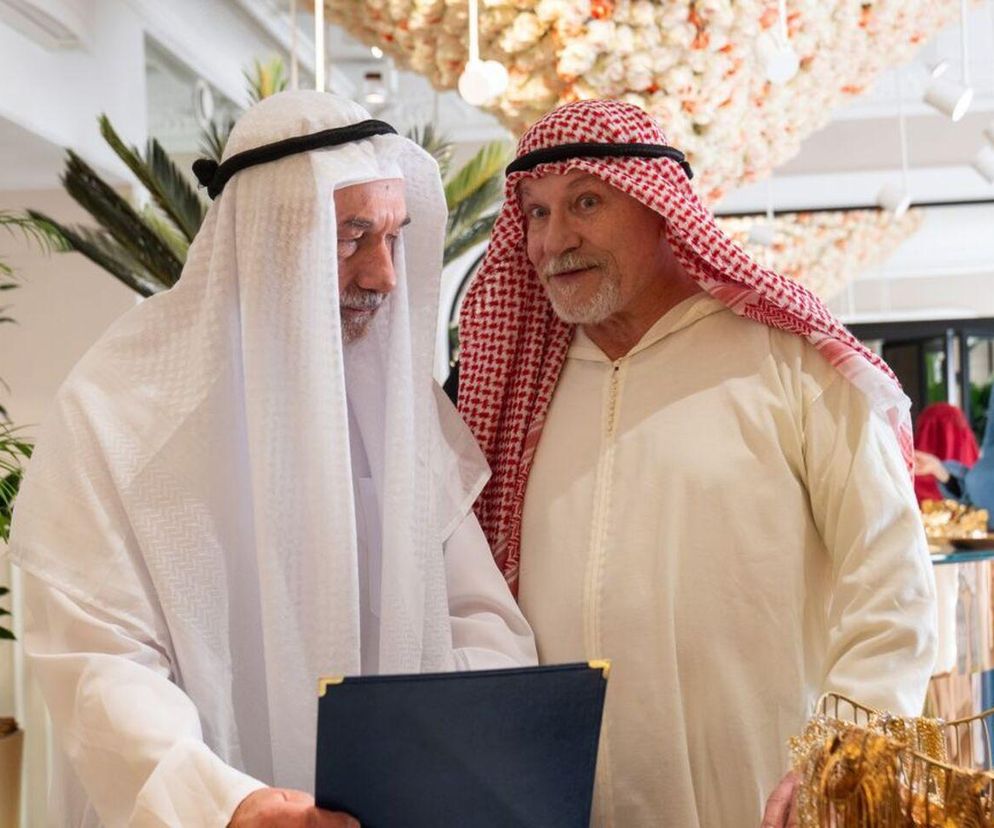 Andrzej Zastoja i Antoni Kiryłło w tradycyjnych arabskich strojach w sklepie z biżuterią w Dubaju, omawiając plany oszustwa na tle egzotycznych roślin i dekoracji. Więcej informacji o serialu Barwy szczęścia znajdziesz na Super Seriale.