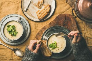 Jedz ją przed obiadem, a schudniesz szybciej. Zupa krem, która reguluje cukier i obniża cholesterol