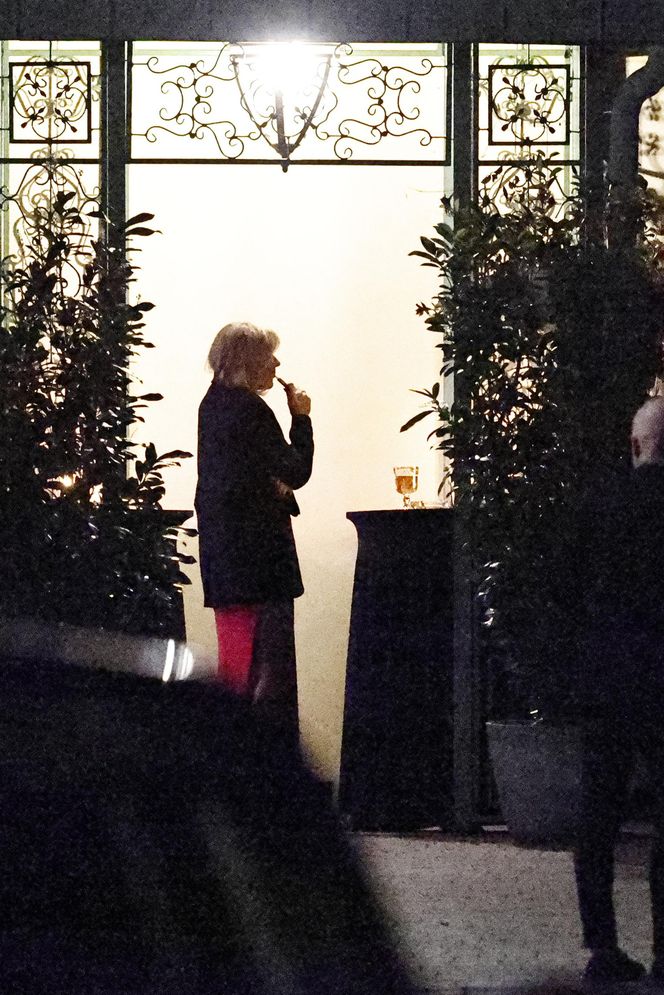 Anna Lewandowska w nocy pali elektryczne papierosy