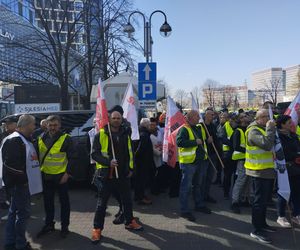 Protest hutników pod Węglokoksem w Katowicach. Co innego nam mówią, a co innego robią