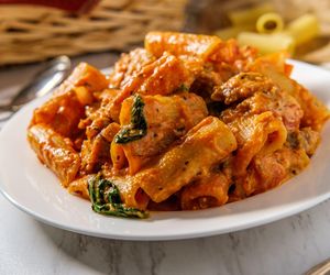 Makaron ze szpinakiem i pomidorami. Prosty i szybki przepis na wege obiad