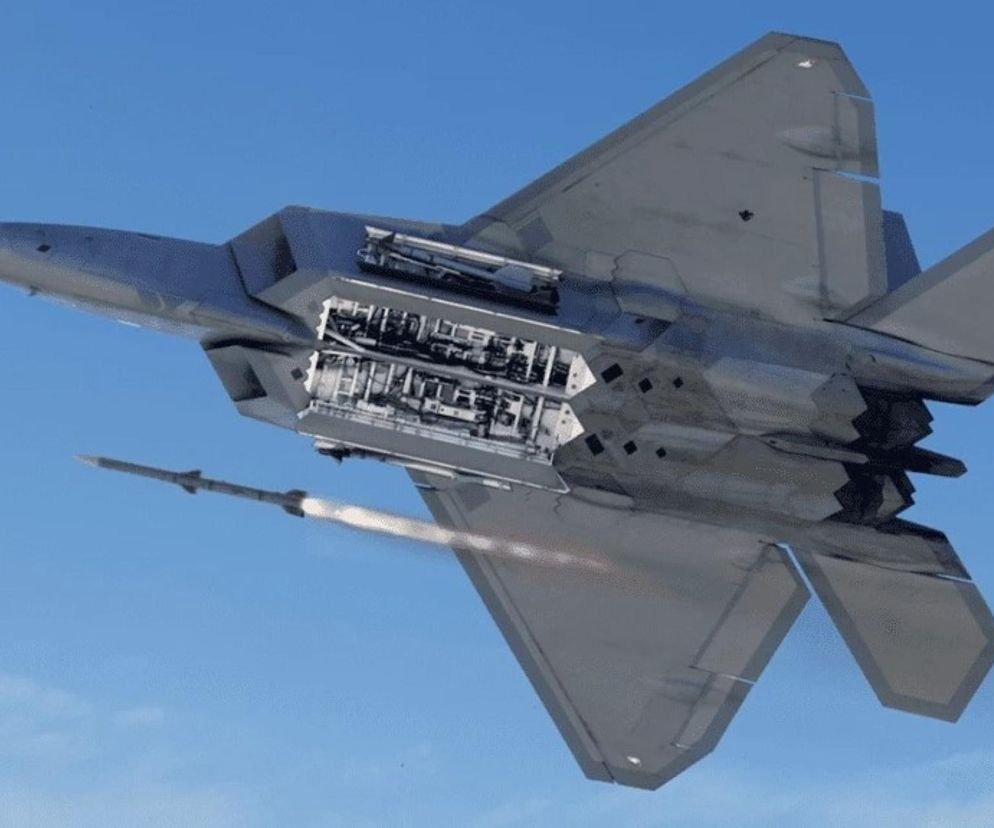 F-22 Raptor odpala AIM-120 AMRAAM