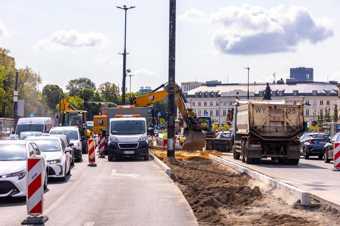 Prace przy zazielenianiu pl. Bankowego w Warszawie