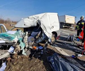 Tragiczne zderzenie dostawczaka z ciężarówką pod Tarnowem. Nie żyje 50-letni kierowca 