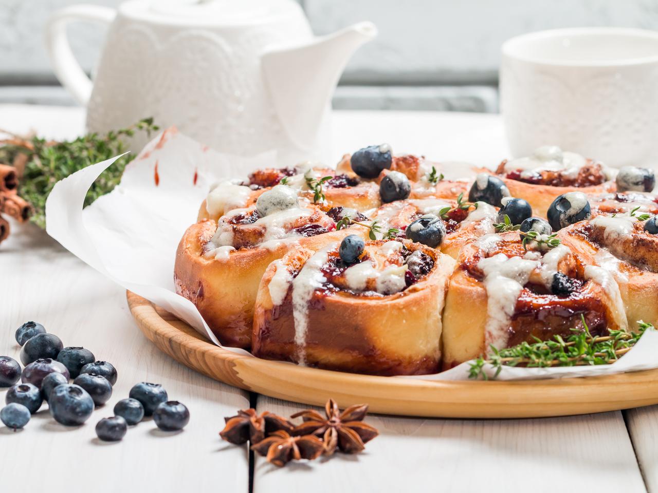 Zwijane drożdżówki z jagodami - przepis na bułeczki z jagodami [WIDEO]