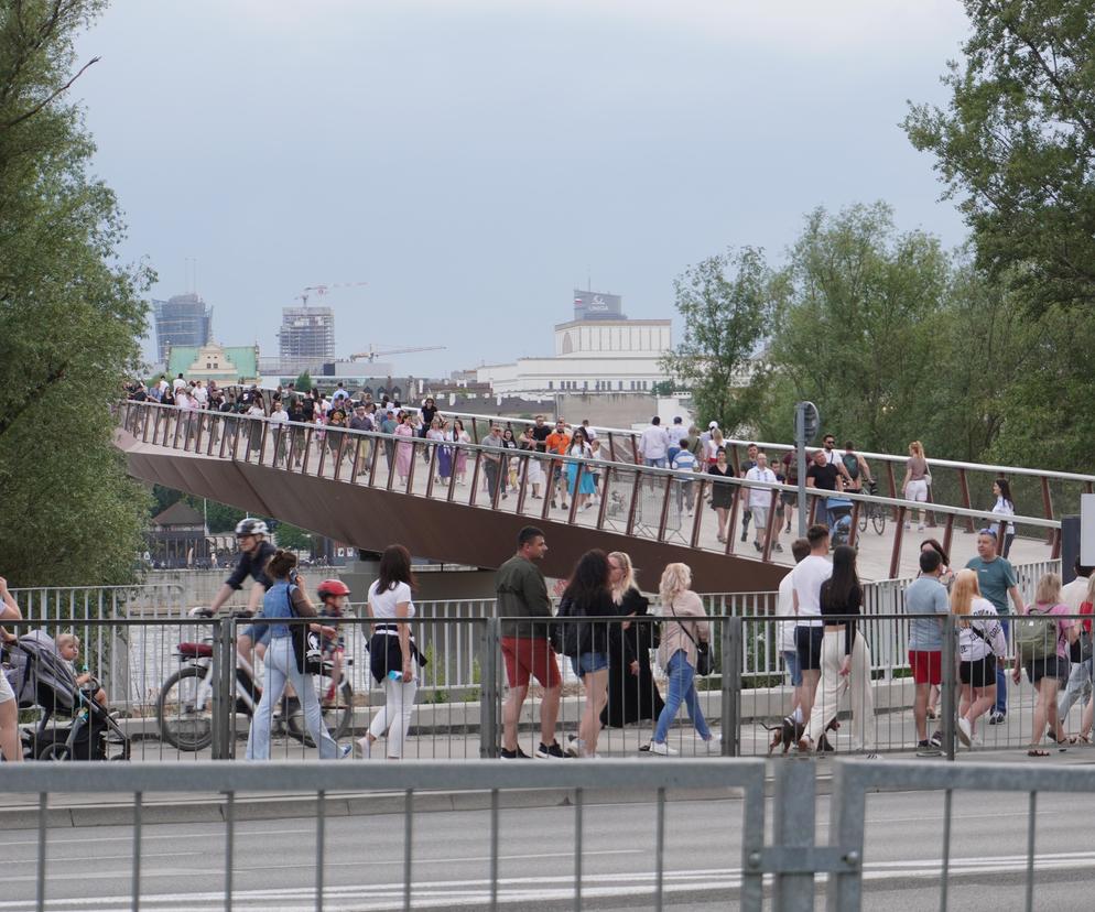 Warszawskie Krupówki czy polski Millennium Bridge? Nowy most jest hitem, ale rower lepiej przeprowadzić 