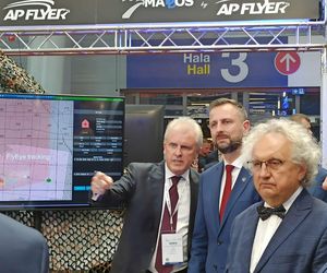 Wicepremier Władysław Kosiniak-Kamysz zwiedzający stoiska na MSPO