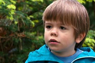 Barwy szczęścia odc. 2128 - opis, streszczenie: Ksawery wymyka się na zewnątrz, gdzie zagaduje go nieznajomy mężczyzna