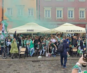 Gorąco przed finałem Ligii Konferencji we Wrocławiu. Tysiące kibiców na Rynku 