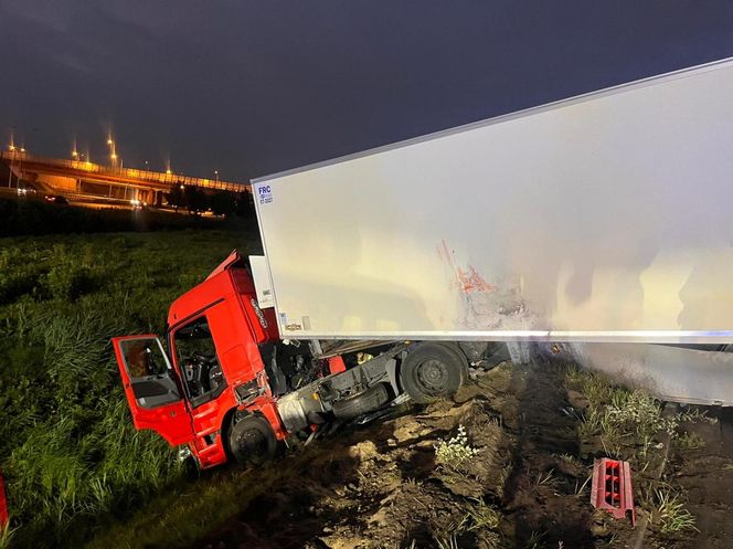 Ciężarówka runęła z nasypu na węźle pod Warszawą