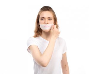 Zaklej usta na dobranoc. O co chodzi w trendzie mouth taping? 