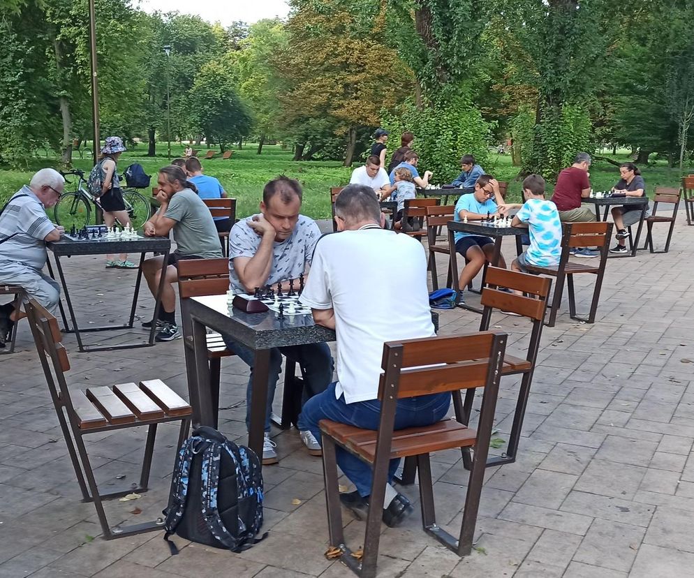 Macie ochotę zagrać w szachy na świeżym powietrzu? Możecie to zrobić w Parku Ludowym w Lublinie