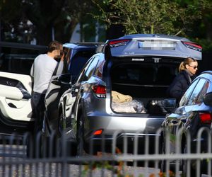 K. Tusk z mężem przenoszą rzeczy z lexusa do innego auta: Córka oddała ojcu samochód