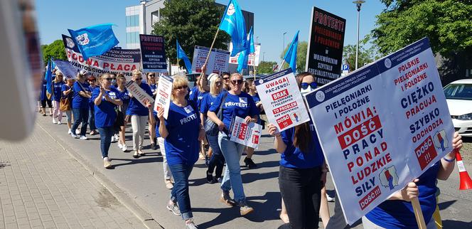 Strajk pielęgniarek i położnych w Olsztynie. Relacja z protestu [ZDJĘCIA]