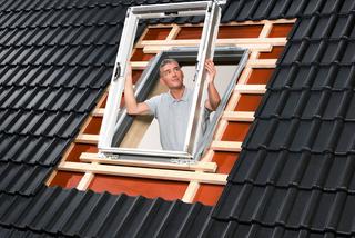 Montaż okna dachowego - poziomowanie ościeżnicy