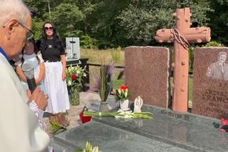 Tak płakała Ewa Krawczyk w dniu urodzin Krzysztofa Krawczyka na cmentarzu. Ksiądz mówił o narkotykach i alkoholu 