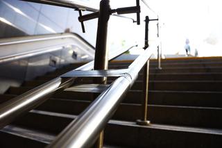 Uszkodzona poręcz metro Centrum Nauki Kopernik