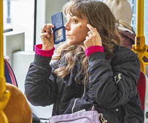 Jachira maluje się w tramwaju