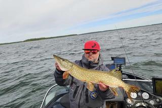Gigantyczna ryba złowiona na Mazurach. Nieprawdopodobne, ile mierzył największy szczupak [ZDJĘCIA]
