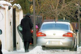 Jacek Cichocki służbową limuzyną wozi dzieci do szkoły