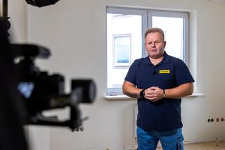 Hydroizolacja w kuchni – dlaczego warto zabezpieczyć ścianę przy zlewie przed położeniem płytek?