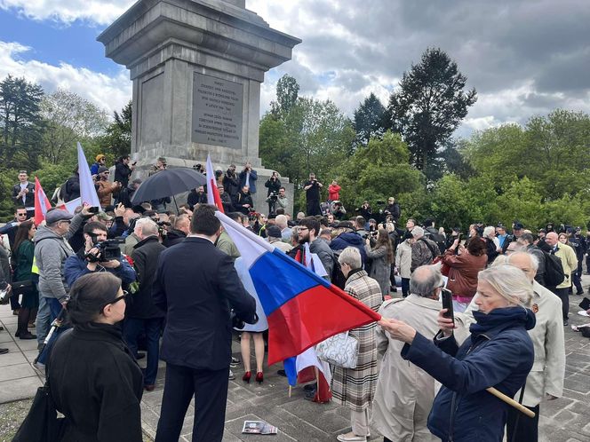Protest na Cmentarzu Mauzoleum Żołnierzy Radzieckich w Warszawie (9.05.2025)