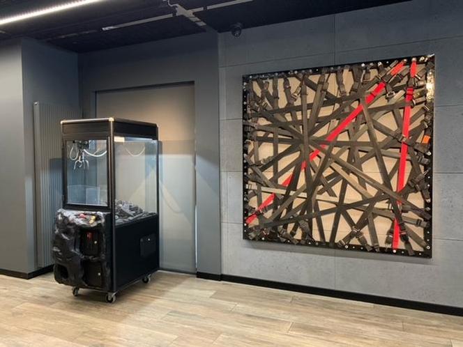 Maszyna losująca węgiel w galerii Dagma Art. To instalacja artystyczna Michała Rejnera