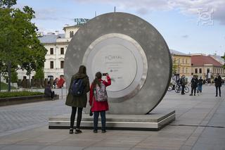 Niezwykły portal łączący Lublin i Wilno stanął na Placu Litewskim. Jak działa?