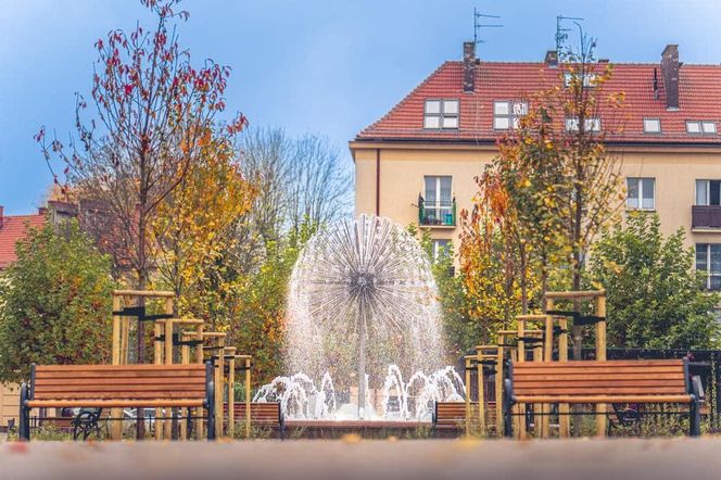 Plac Baczyńskiego w Tychach po przebudowie. Mniej betonu, więcej zieleni