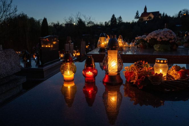 Tysiące zniczy rozświetliło polskie cmentarze. Niezwykły widok po zmroku