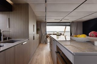 Beżowe wnętrze na jachcie