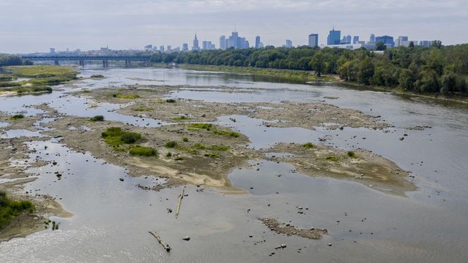 Wisła wysycha. Tak źle nie było nigdy w historii. Zdjęcia z lotu ptaka obrazują skalę suszy