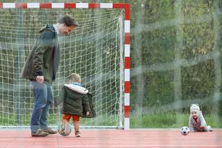 Krzysztof Bosak harata w piłkę z synkami