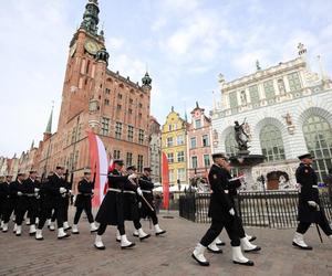 Powrót Gdańska w granice Polski. Flaga państwowa RP zawisła na Dworze Artusa