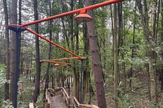 Połączyli „Dolne” z „Górnym” pomarańczowym zygzakiem. Niebezpieczny skrót zastąpiła oświetlona, inkluzywna ścieżka