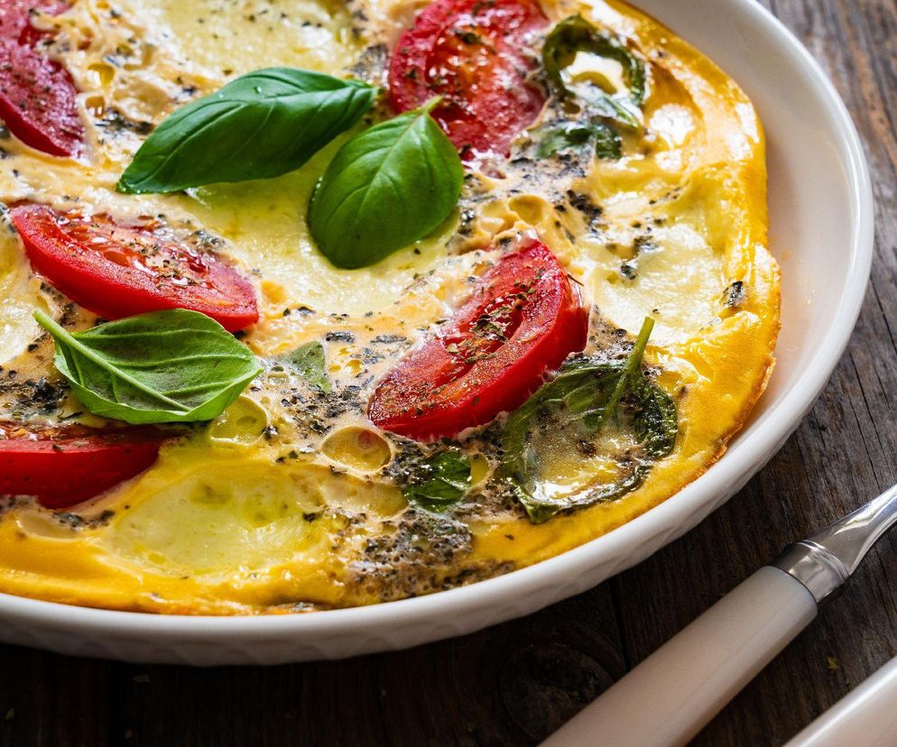 omlet z pomidorami i mozzarellą