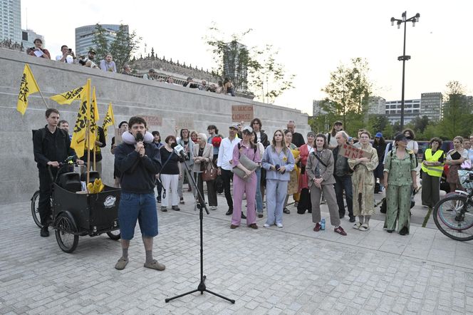 Przeszli przez Warszawę w piżamach i kapciach. Krzyczeli "Chcemy spać!"