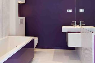 Ciemno fioletowe ściany w nowoczesnej łazience