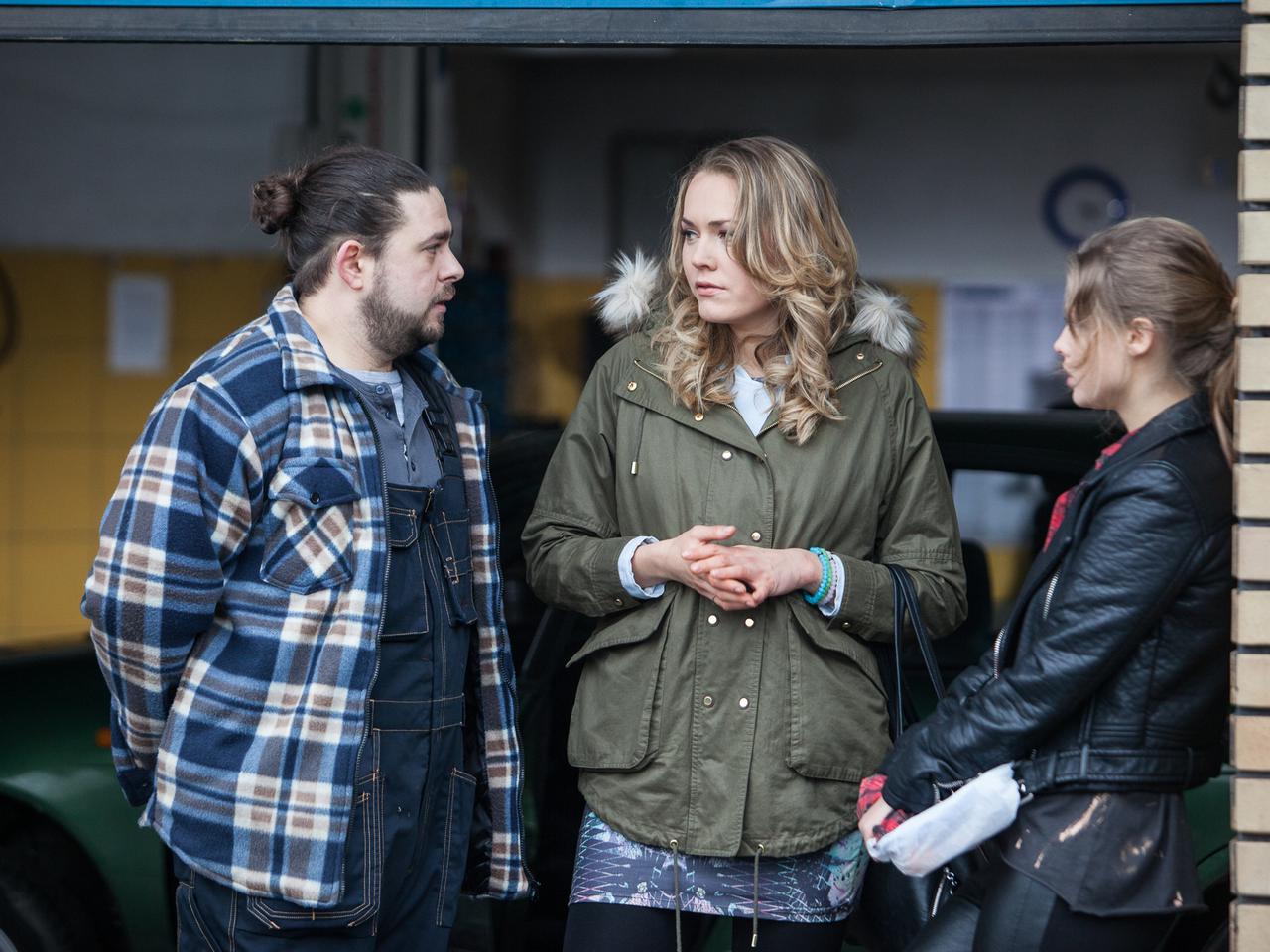 To nie koniec świata 2 sezon odcinek 20. Blanka (Anna Karczmarczyk), Młody (Jędrzej Taranek), Ulka (Magdalena Lamparska)