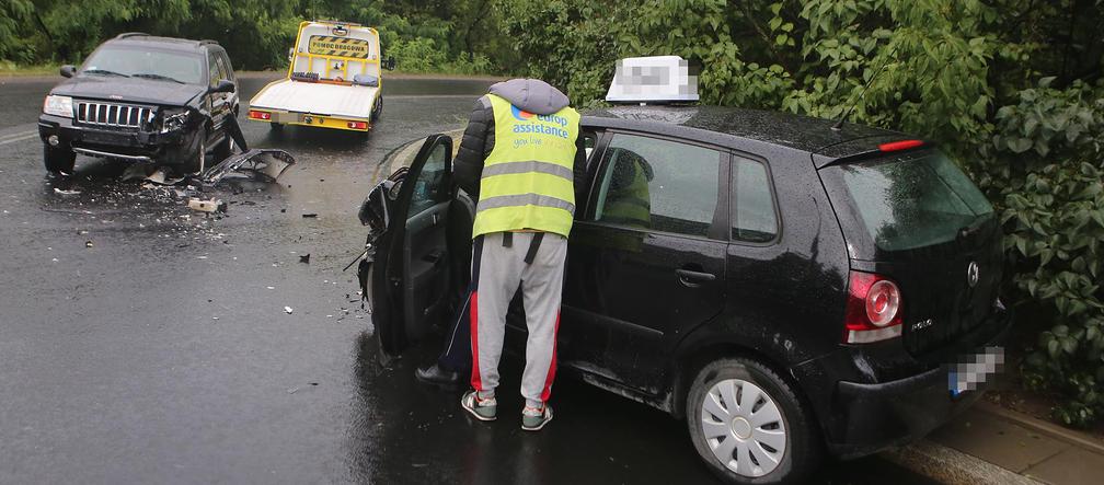 Czołowe zderzenie na zjeździe z mostu Poniatowskiego