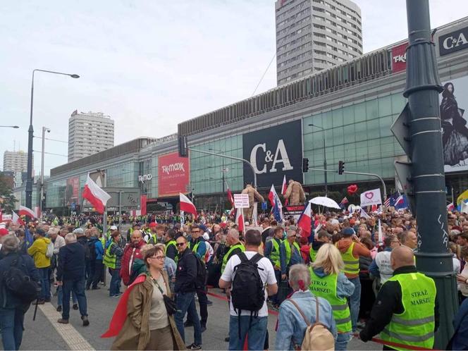 Ruszył Marsz Miliona Serc! Ogromne tłumy Polaków na ulicach Warszawy [ZDJĘCIA]