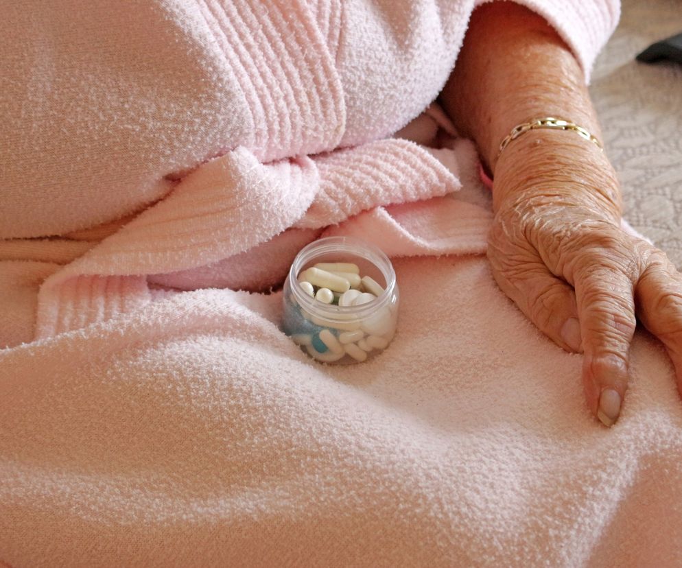 Więcej seniorów dostanie bezpłatne leki. Aptekarze alarmują: jest jeden mankament