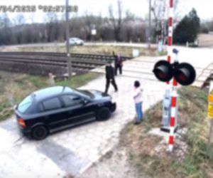 O krok od tragedii. Samochód zepsuł się im na przejeździe. LIczyły się sekundy