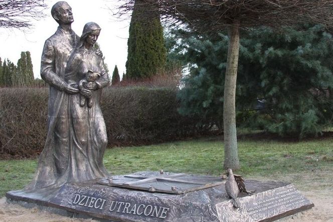 Pomnik i grób Dzieci Utraconych na Nowym Cmentarzu w Słupsku