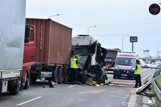 Potworny wypadek na trasie S8. Kabina cysterny zmiażdżona!