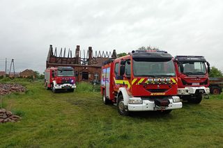 Z domu zostały tylko ściany. Pożar w Łękanowie niedaleko Góry [ZDJĘCIA]