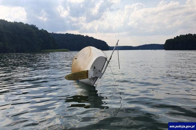 Wywrócona łódka na jeziorze Ukiel