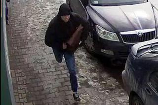 Policja w Łodzi poszukuje złodzieja torby z ul. Rzgowskiej [WIDEO]. Na nagraniu z monitoringu widać całe zdarzenie