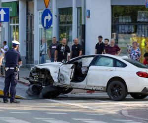 Zderzenie dwóch aut na Mokotowie; jeden z nich wjechał w ludzi